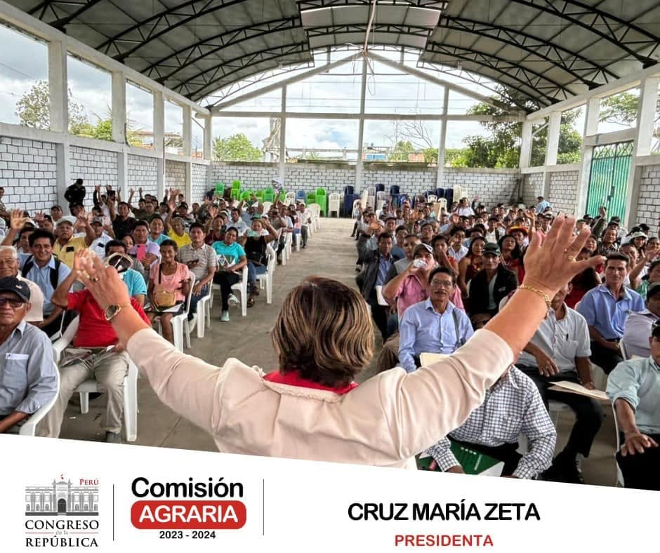 Cruz María Zeta Chunga dialogando ante una audiencia ciudadana
