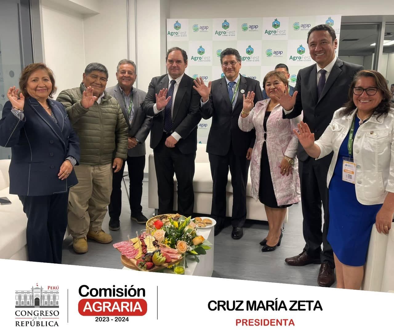 Delegación institucional en un encuentro del sector agrario