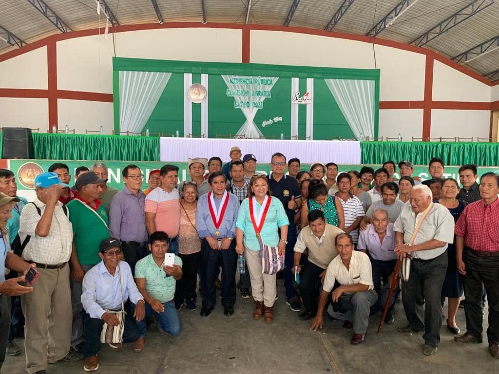 Audiencia descentralizada con autoridades y agricultores