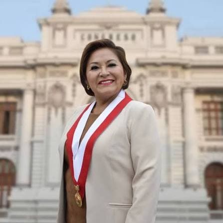 Cruz María Zeta Chunga frente al Congreso de la República